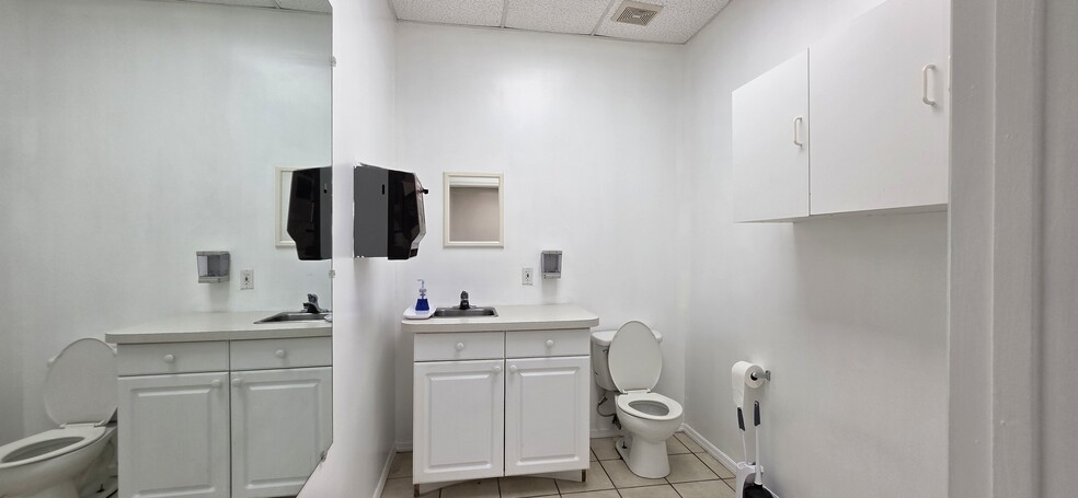 More Photos Of 7810 Kingspointe Pky, Orlando Warehouse For Lease