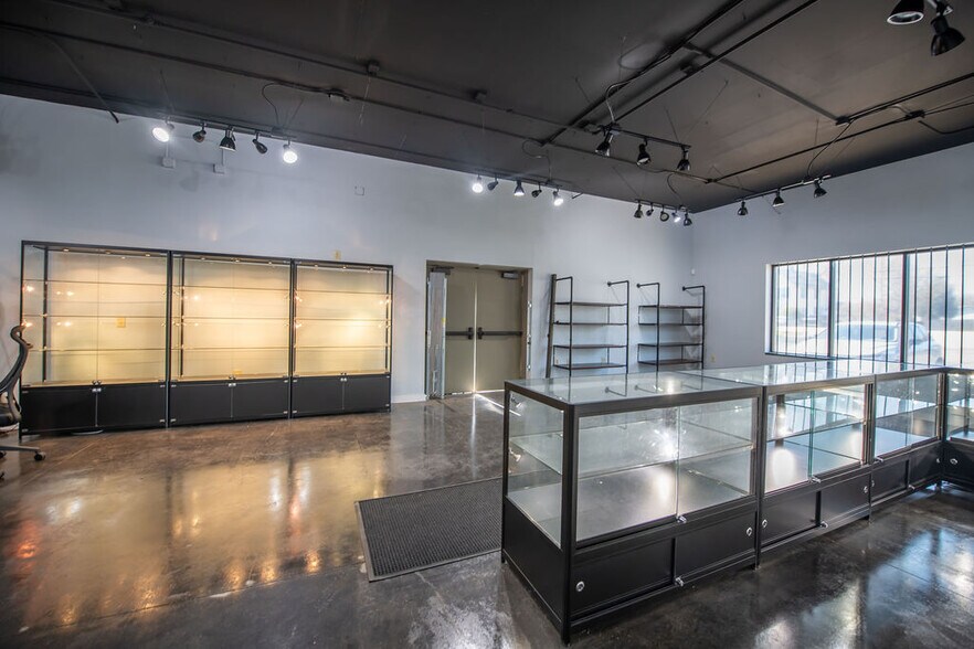 More Photos Of 1315 N Wooster Ave, Strasburg Freestanding For Lease