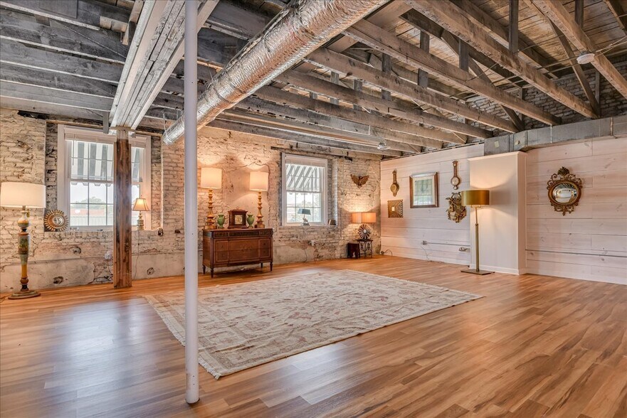 More Photos Of 114 W 6th St, Waynesboro Showroom For Sale