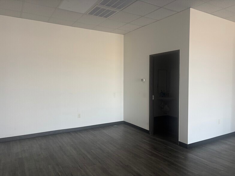 More Photos Of 801 W Euless Blvd, Euless Storefront For Lease