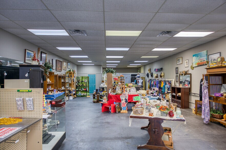 More Photos Of 307 E Goliad Ave, Crockett Storefront For Sale