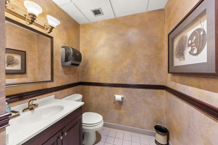 More Photos Of 10S660 Kingery Hwy, Willowbrook Office For Sale