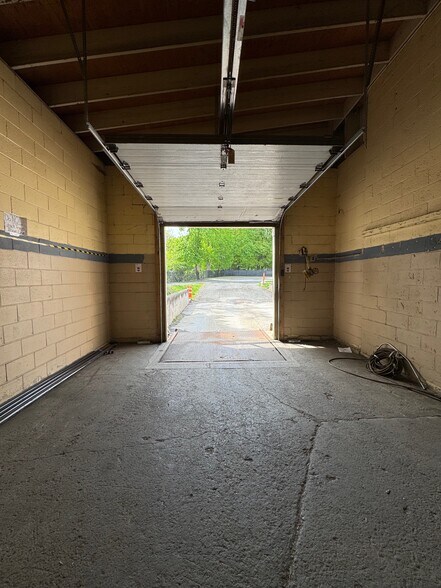 More Photos Of 195 Hudson St, Cornwall-on-Hudson Distribution For Lease