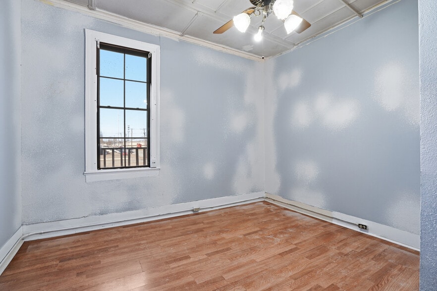 More Photos Of 421 E Henderson St, Cleburne Flex For Sale