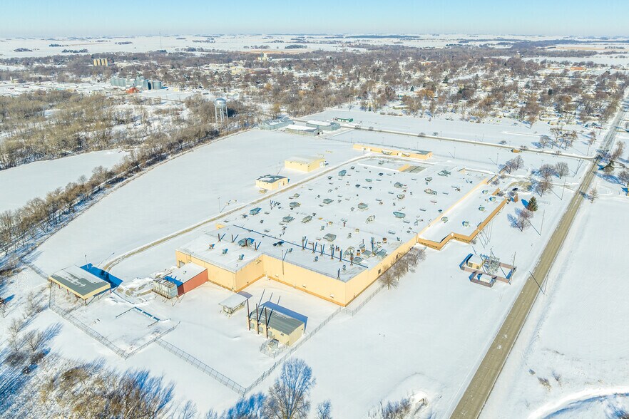 More Photos Of 700 Luicks Ln S, Belmond Manufacturing For Lease