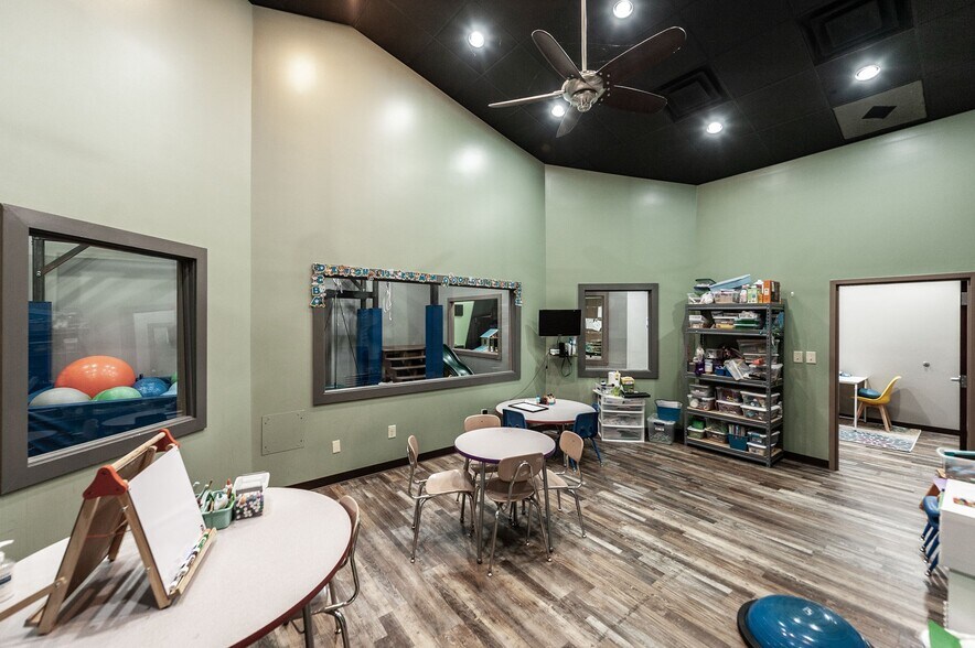 More Photos Of 20 Executive Park Dr, Hendersonville Loft Creative Space For Sale