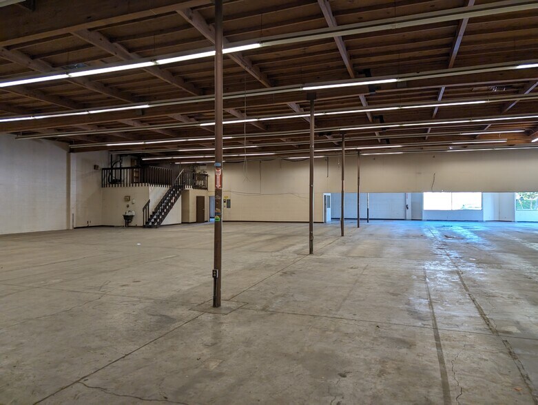 More Photos Of 1350 E Thompson Blvd, Ventura General Retail For Lease