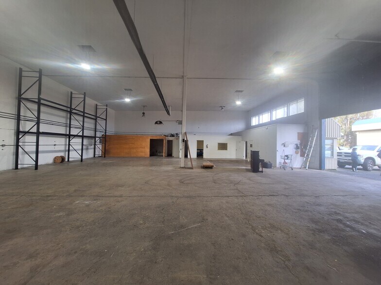 More Photos Of 690 Comox Rd, Nanaimo Warehouse For Lease