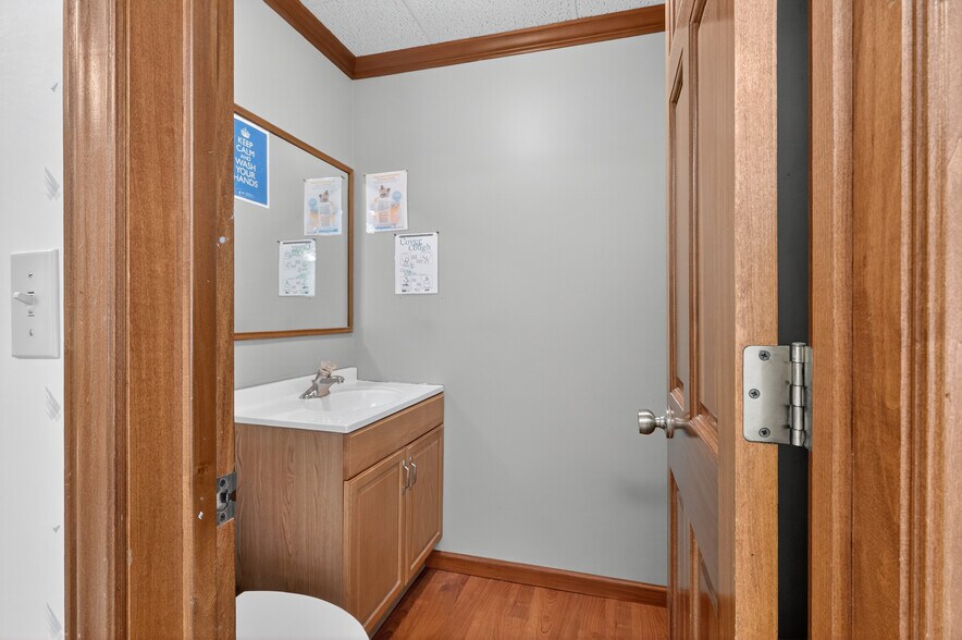 More Photos Of 638 Main St, Columbia Office For Sale