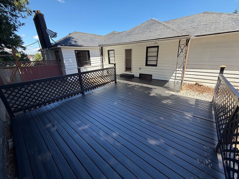 More Photos Of 968 NW Division St, Gresham Office For Lease