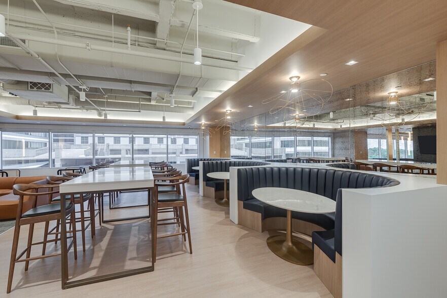 More Photos Of 5949 Sherry Ln, Dallas Office For Sale