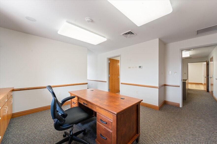 More Photos Of 114 Parliament Dr, Maryville Medical For Sale