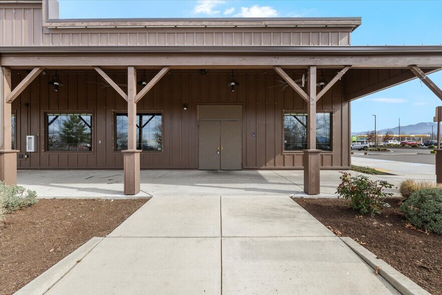 More Photos Of 1445 Center Dr, Medford Restaurant For Lease
