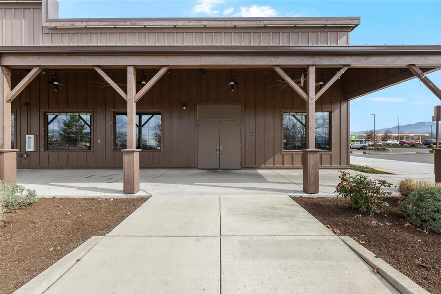 More Photos Of 1445 Center Dr, Medford Restaurant For Lease