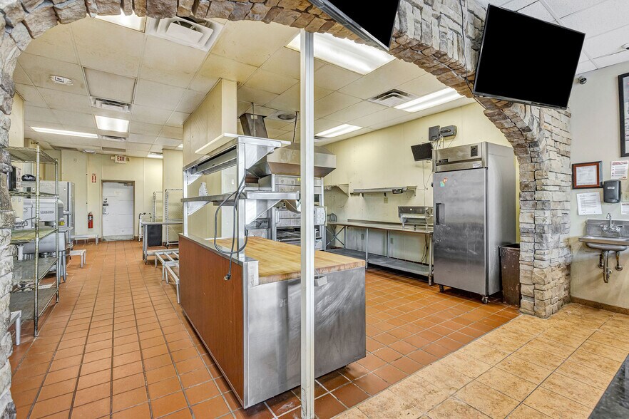 More Photos Of 920 Loveland-Madeira Rd, Loveland Storefront For Lease