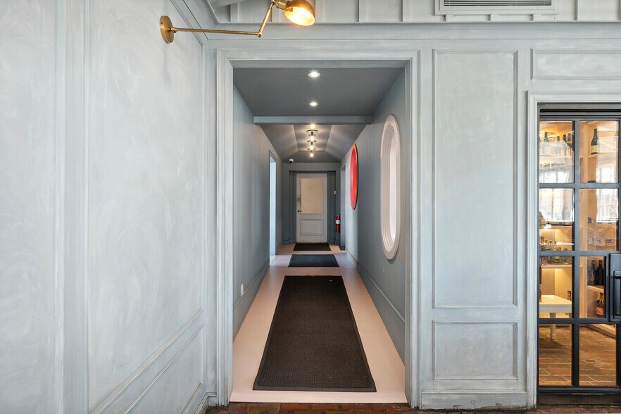 More Photos Of 4 S Elmwood Ave, Montauk Restaurant For Sale