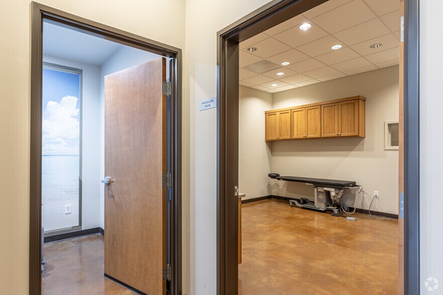 More Photos Of 512-514 7th St, Oregon City Medical For Sale