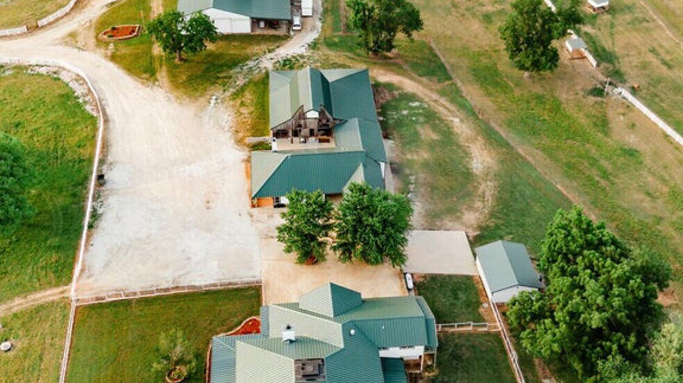 More Photos Of 352 MO-245, Dadeville Horse Stables For Sale