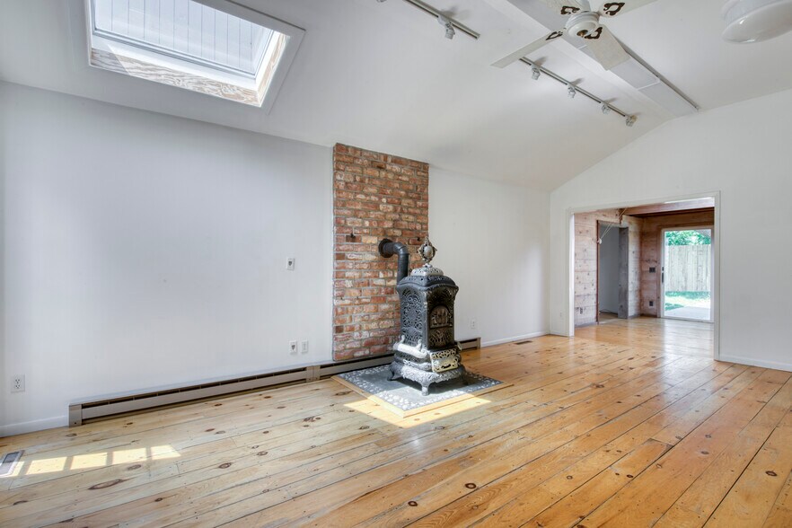 More Photos Of 270 North St, Cutchogue Office For Lease