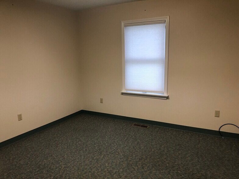 More Photos Of 1057 Poquonnock Rd, Groton Office For Lease