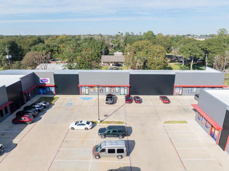 More Photos Of 40190 Bus US-290, Waller Light Distribution For Lease