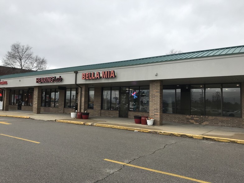 Primary Photo Of 1816-1844 S Arlington Heights Rd, Arlington Heights General Retail For Lease