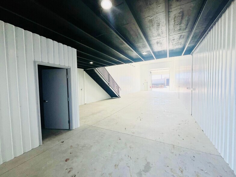 More Photos Of 12432 Road Runner Ln, Oklahoma City Warehouse For Lease