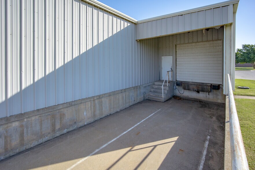 More Photos Of 2701 Bart Conner Ct, Norman Warehouse For Lease