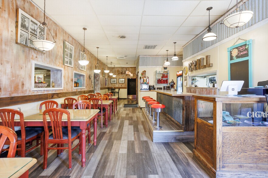 More Photos Of 149 E Main St, Hermiston Bar For Lease