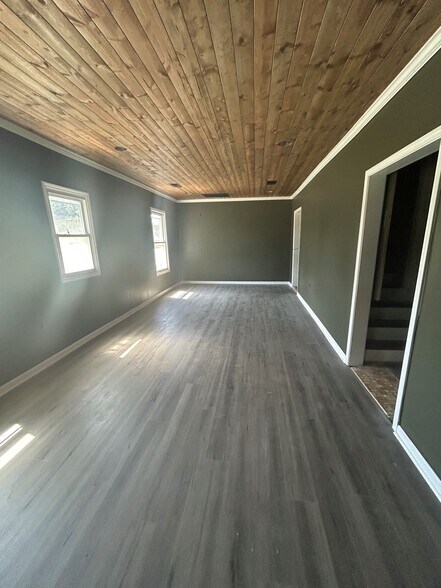 More Photos Of 237 E Main St, Yadkinville Freestanding For Lease