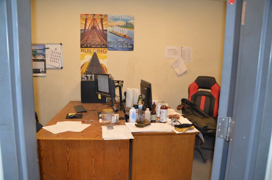 More Photos Of 112 Southwest Dr, Cheyenne Flex For Lease