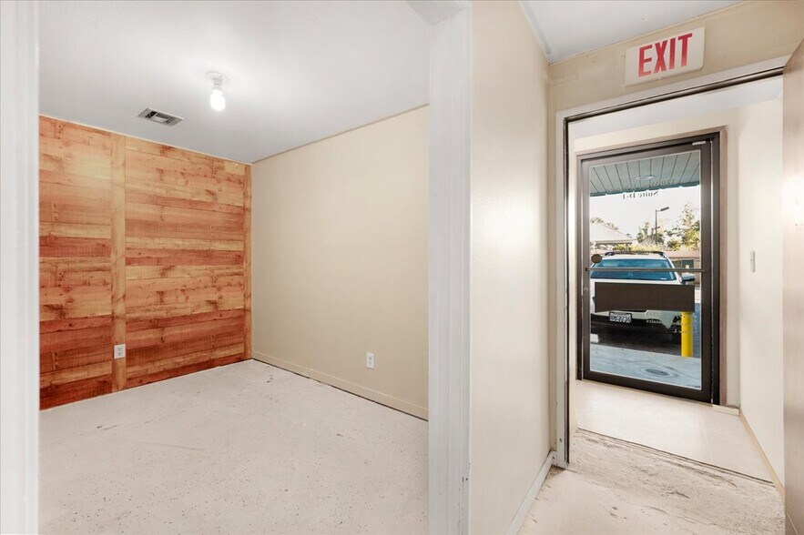 More Photos Of 339 W D St, Lemoore Storefront For Sale