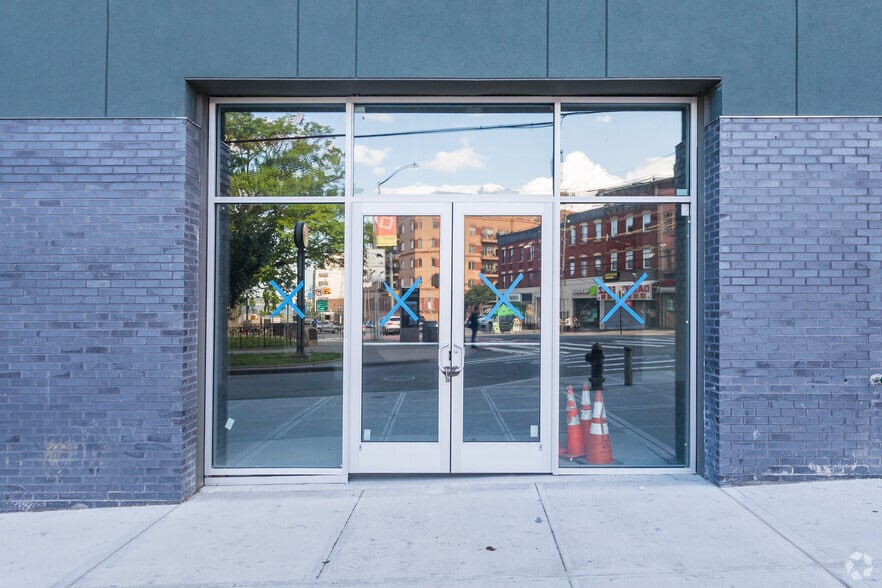 More Photos Of 38 Victory Blvd, Staten Island Office For Lease