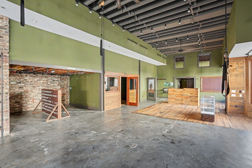 More Photos Of 101 E Broughton St, Savannah Storefront Retail Office For Lease