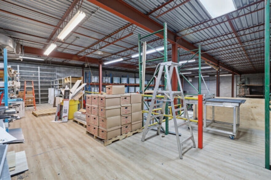 More Photos Of 8905 Boul Henri-Bourassa O, Saint-Laurent Showroom For Sale