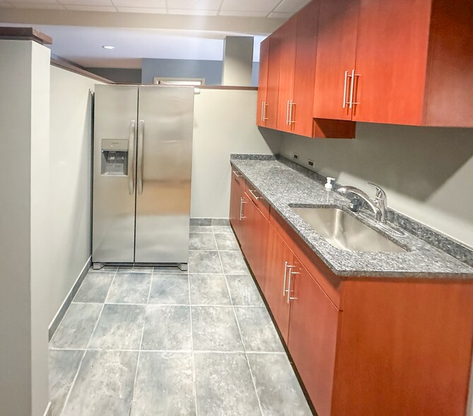 More Photos Of 600 Dakota St, Crystal Lake Office For Sale