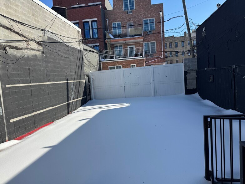 More Photos Of 25-89 Steinway St, Astoria Restaurant For Lease