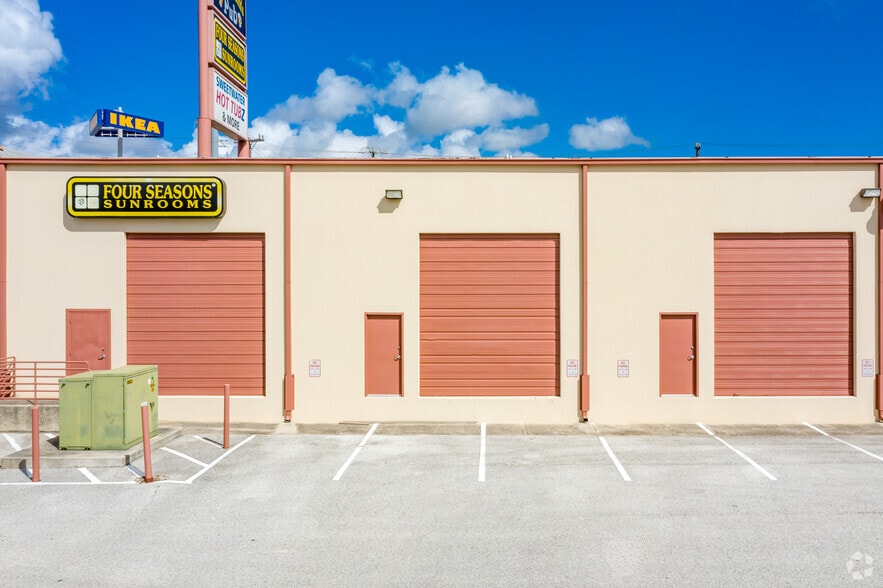 More Photos Of 13902-13920 N IH 35, San Antonio Unknown For Lease