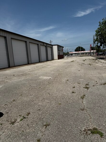 More Photos Of 4005 N Navarro St, Victoria Warehouse For Lease