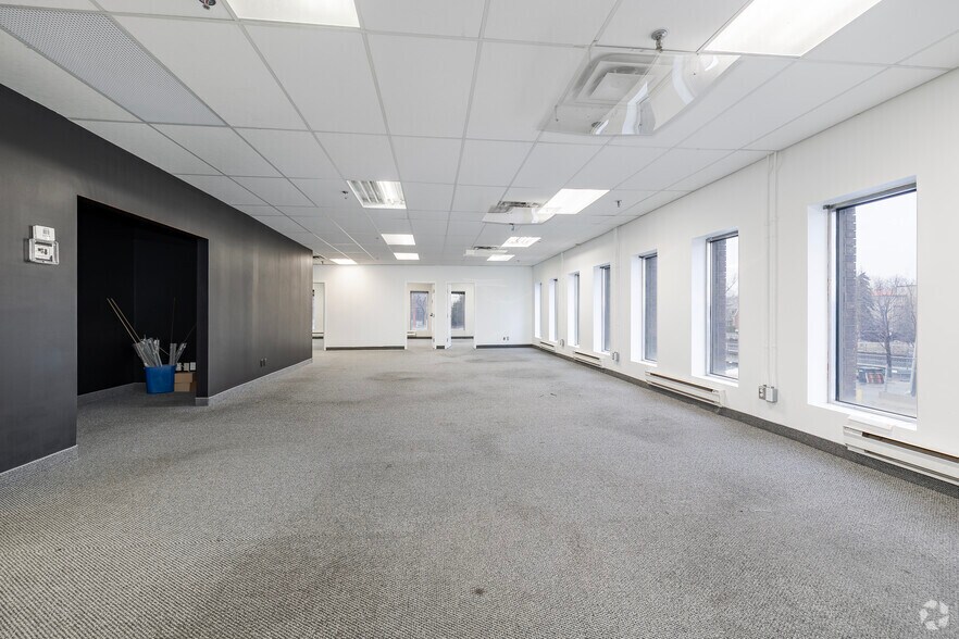 More Photos Of 395 Av Sainte-Croix, Montréal Warehouse For Lease