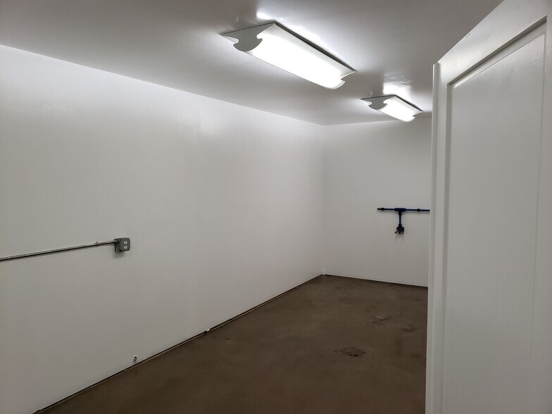 More Photos Of 3059-3061 SE Monroe St, Stuart Warehouse For Lease