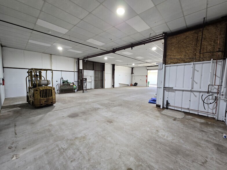More Photos Of 10 Daisy Ave, Lodi Warehouse For Lease