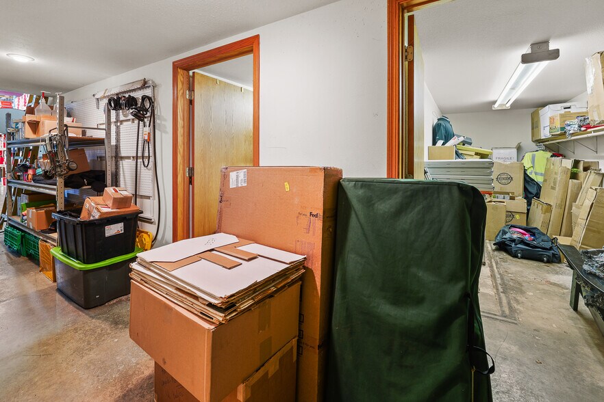 More Photos Of 1828 Park Ave, New Holstein Light Distribution For Sale