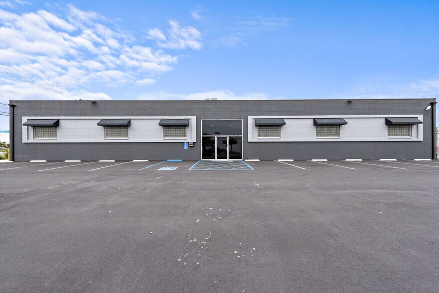 More Photos Of 2907 S Oak St, Santa Ana Warehouse For Lease