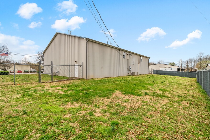 More Photos Of 1799 Alpine Dr, Clarksville Warehouse For Lease