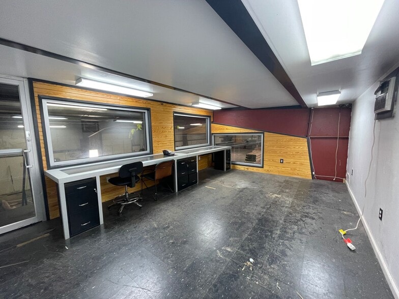 More Photos Of 1630 N Eldon Ave, Springfield Unknown For Lease