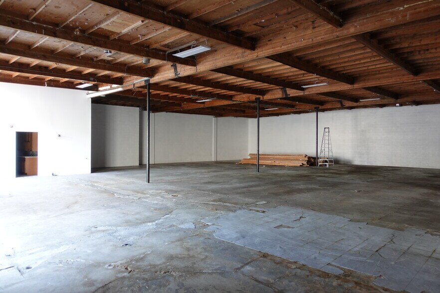 More Photos Of 18334 Eddy St, Northridge Warehouse For Sale