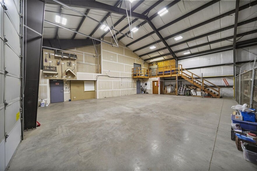 More Photos Of 128 Oyster Bay Ave, Bremerton Industrial For Lease