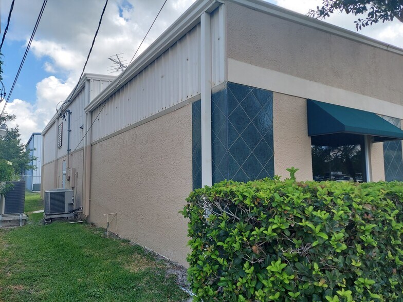More Photos Of 330 Mears Blvd, Oldsmar Warehouse For Sale