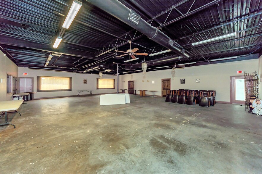 More Photos Of 2001 S Austin Ave, Denison Light Distribution For Lease